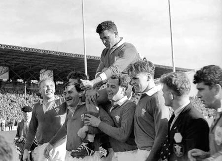 Jean Prat, porté en triomphe par les gallois après son dernier match dans le tournoi 1955